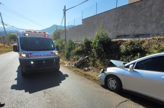 El joven de 23 años resultó con lesión en el fémur izquierdo y una fractura en el tobillo.