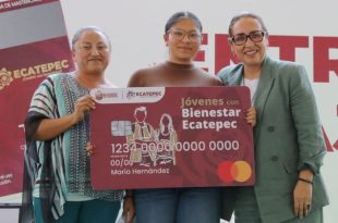Azucena Cisneros Coss durante la entrega de apoyos económicos a estudiantes.