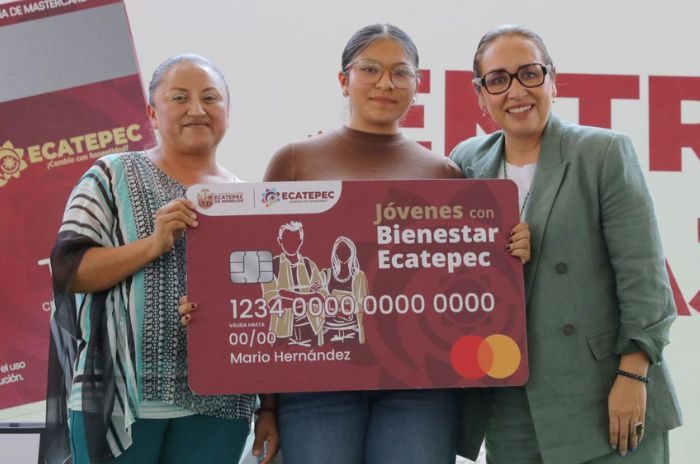 Azucena Cisneros Coss durante la entrega de apoyos económicos a estudiantes.