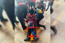 Bomberos entrenando maniobras de rescate y técnicas de inmovilización