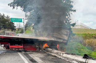 El incendio de un tráiler provocó el cierre temporal de la autopista Toluca-Atlacomulco, a la altura del puente de San Bernabé; no se reportaron personas lesionadas.