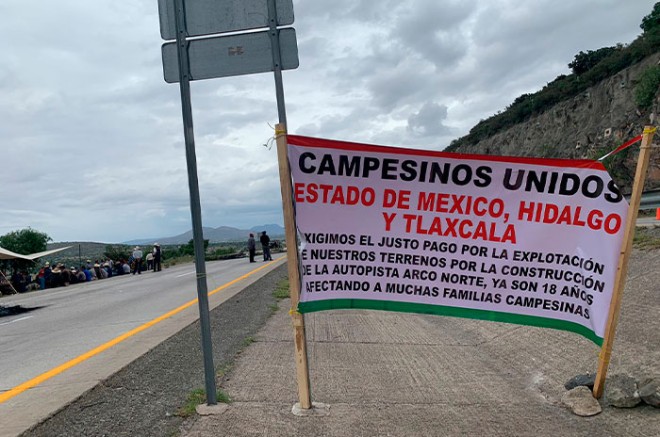 Los campesinos instalaron un campamento a un costado de la autopista Arco Norte en el kilómetro 148