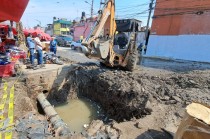 Personal de SAPASE realiza labores de reparación en una tubería de 12 pulgadas en Ecatepec