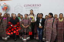 La diputada Leticia Mejía García dialoga con representantes de comunidades indígenas durante el foro en el Congreso del Estado de México