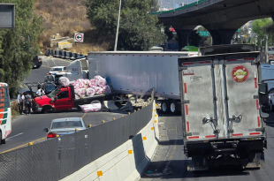Un tráiler perdió el control en los carriles centrales de Periférico Norte, a la altura de San Martín Obispo, e impactó varios vehículos en los límites de Tlalnepantla y Atizapán.