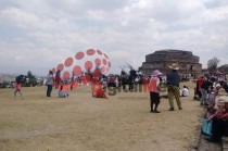 La ceremonia que se lleva a cabo antes del mediodía simboliza el cierre de una etapa