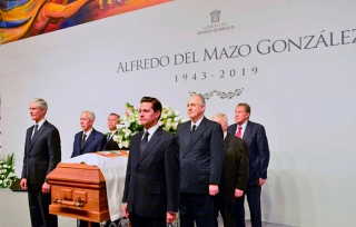 Enrique Peña, en guardia de honor a Alfredo del Mazo González