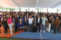 Asistentes celebran la apertura de las nuevas canchas en el Deportivo Caracoles