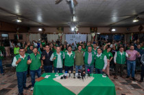 Asistentes y dirigentes del PVEM durante el anuncio de adhesiones en La Paz y Chicoloapan