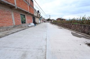 La obra en la calle El Nevado incluye pavimentación con concreto hidráulico y mejoras al drenaje pluvial para facilitar la movilidad y reducir encharcamientos.