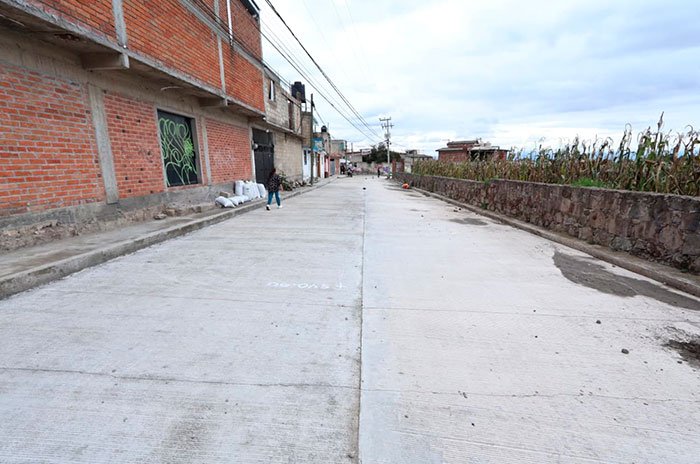 La obra en la calle El Nevado incluye pavimentación con concreto hidráulico y mejoras al drenaje pluvial para facilitar la movilidad y reducir encharcamientos.