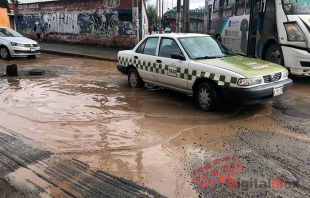 &quot;Ahogan&quot; baches la calle frente a escuela preparatoria en Toluca