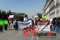 Este miércoles, padres de familia de distintas instituciones educativas del Valle de Toluca se manifiestan frente al Palacio de Gobierno estatal.