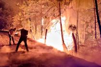 El incendio fue detectado desde la tarde del domingo, pero debido a las condiciones ambientales, se complicó la contingencia.