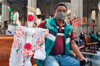 Francisco Ricardo es uno de los albañiles que este 3 de mayo acudió a la Catedral para agradecer por lo que tiene.