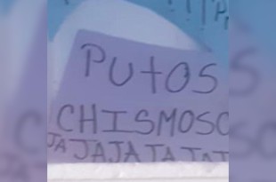 A pesar de la seriedad de la denuncia, las autoridades encontraron, dentro de una bolsa negra, una cabeza de unicel, acompañada de un mensaje escrito que decía: “putos chismosos jajajaja”.