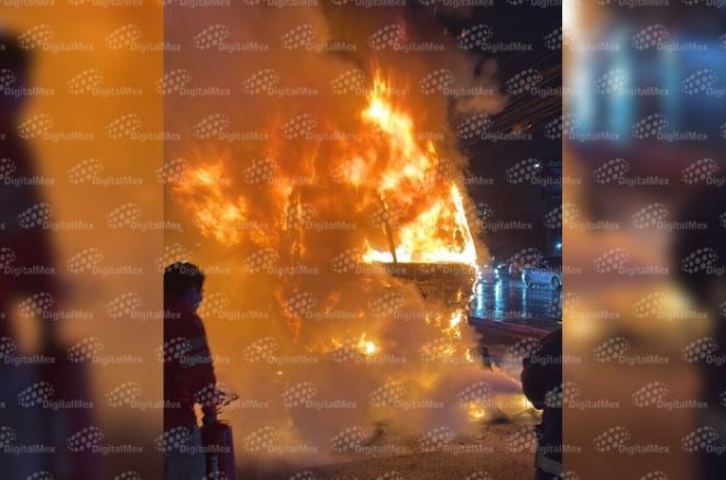 Bomberos sofocaron el incendio de un camión de pasajeros de Autotransportes Primero de Mayo sobre la vialidad Toluca-Tenango, en Metepec.