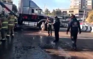 Liberado un carril en la México-Toluca tras volcadura de tráiler