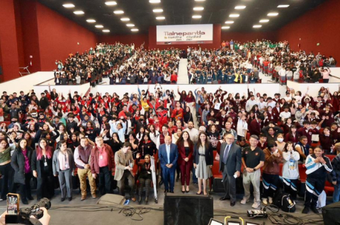 Raciel Pérez Cruz durante las pláticas preventivas en secundarias y preparatorias de Tlalnepantla