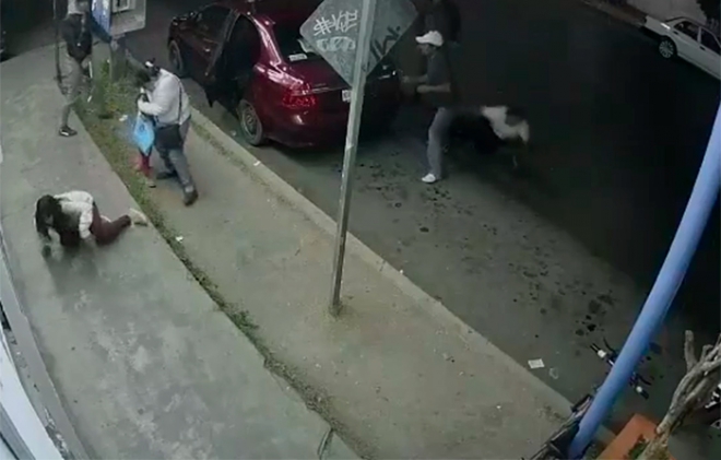 Captan en video a joven baleada por delincuentes en Ecatepec