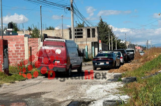 Durante la revisión, los agentes encontraron un bulto envuelto en cobijas, que al ser corroborado correspondía al cadáver de un hombre.