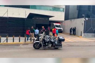 Decenas de personas que se encontraban dentro del edificio salieron corriendo en medio del caos