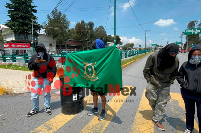 #Video: #ÚltimaHora: Estudiantes de la #UAEMéx bloquean cruce de Tollocan y Jesús Carranza