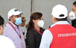 El alcalde Darwin Eslava recorrió la Explanada Municipal y la Clínica 198 del IMSS para verificar la atención que las y los coacalquenses reciben