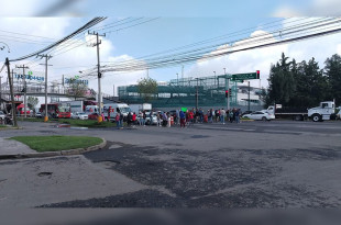 Vecinos de San Pedro Totoltepec bloquean el Boulevard Aeropuerto para exigir la reparación de calles dañadas que ponen en riesgo a conductores y peatones.