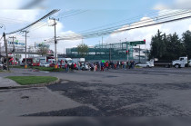 Vecinos de San Pedro Totoltepec bloquean el Boulevard Aeropuerto para exigir la reparación de calles dañadas que ponen en riesgo a conductores y peatones.