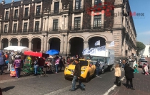 Alcaldes perredistas exigen recursos en plantón frente a Palacio de Gobierno