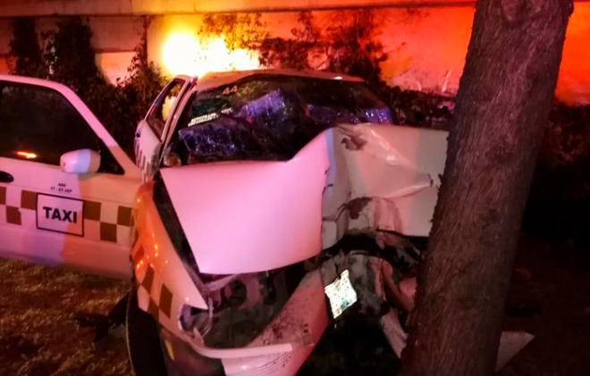 Muere uno y cuatro resultan lesionados en choque de taxi en Bulevar Aeropuerto en Toluca