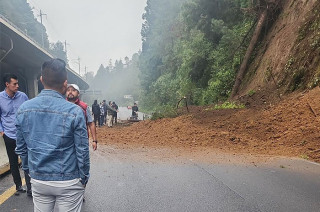 Video: Paralizada la México-Toluca tras desgajamiento de cerro