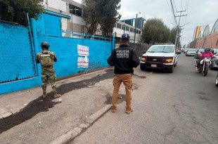 Personal de Protección Civil y Bomberos atendió una fuga de amoniaco registrada en una fábrica de hielo de Santa María Tulpetlac, Ecatepec.