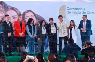 La gobernadora Delfina Gómez Álvarez encabezó el inicio del ciclo escolar 2026-2027 de la UAEMéx, donde recibió de la rectora Patricia Zarza Delgado el proyecto de reforma a la ley universitaria.