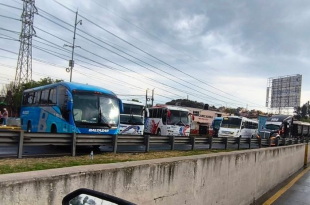 Bloqueo parcial de unidades de transporte en la autopista México-Pachuca, a la altura de Ecatepec.