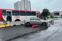 El autobús se dirigía hacia Paseo Colón y chocó contra el muro de contención.