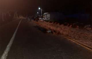 Al caer uno de ellos perdió la vida mientras que el más joven resultó con lesiones