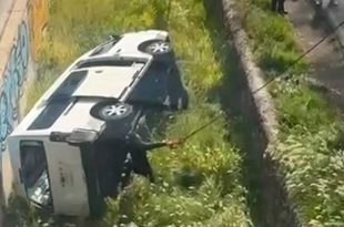 Chofer de combi evade revisión, desata persecución y vuelca, en Ecatepec