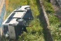 Chofer de combi evade revisión, desata persecución y vuelca, en Ecatepec