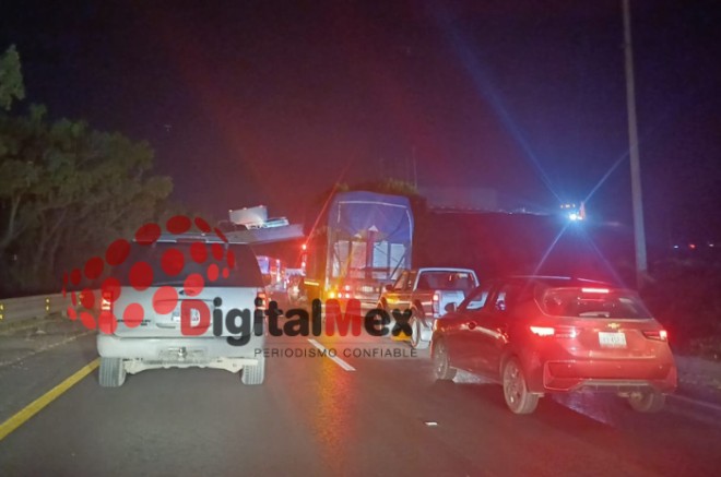 La fila de autos se extendió hasta las inmediaciones de la empresa Volvo