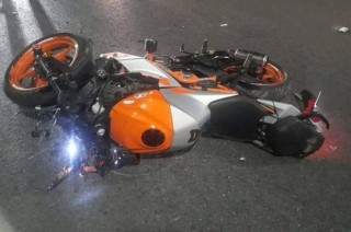 La motocicleta quedó sobre el asfalto, tras el accidente registrado en avenida Las Torres.