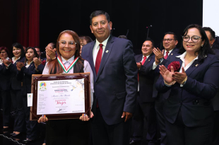 Jenaro Martínez Reyes, secretario general del SMSEM, entregó el reconocimiento “Maestra Sindicalista del Siglo XXI” a las docentes Ma. Guadalupe Mondragón Serrano y Arcenia Arce Macedo.
