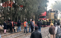 Tren arrastra tractocamión y arrolla a chofer en Toluca