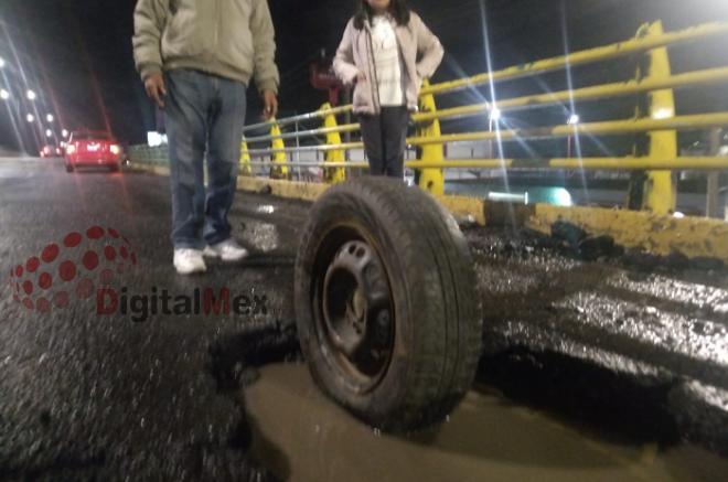 una de las afectadas indicó que viajaba con su familia cuando cayeron en el gigantesco hoyo que los obligó a salirse de la vía rápida