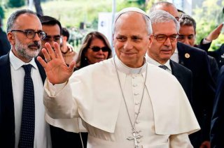 El papa León XIV permanece hospitalizado en el Policlínico Gemelli de Roma tras una cirugía en la que le extirparon el lóbulo inferior del pulmón derecho.