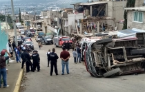 Camión vuelca con carga de desayunos escolares en #LosReyesLaPaz