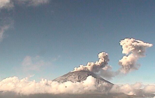 Amanece muy activo el volcán Popocatépetl con dos emisiones de cenizas