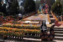 La ofrenda ha sido calificada como un &quot;montaje espectacular&quot; que destaca en el centro del Pueblo Mágico con motivo de las celebraciones del Día de Muertos.