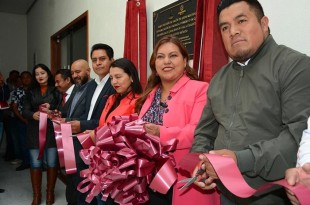 La presidenta municipal de Otzolotepec lidera la inauguración de importantes obras.